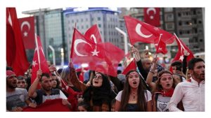 solidariza funcionarios expulsados en Turquía