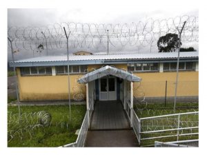 prisión asturiana un funcionario cien reclusos